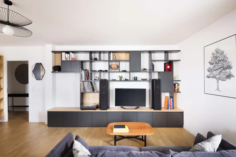 Meuble TV bibliothèque noir sur mesure dans un salon contemporain