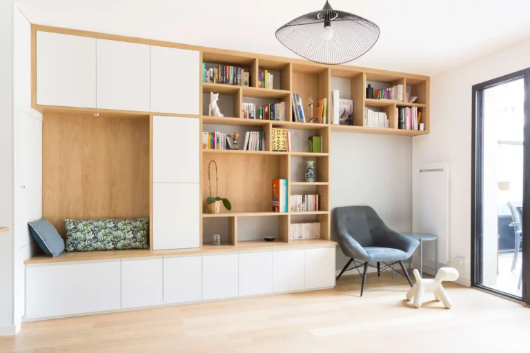 Bibliothèque sur mesure avec banquette intégrée en laqué blanc mat et mélaminé chêne, rangements fermés et niches décoratives