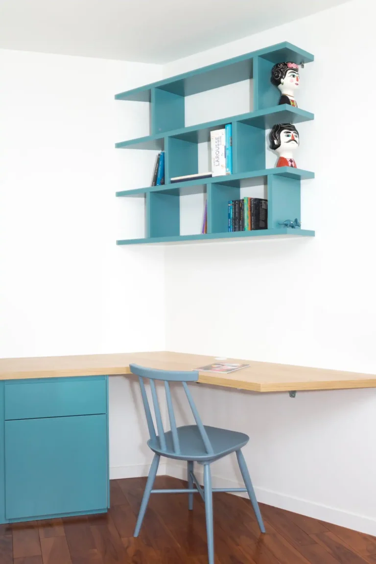 Bureau en angle sur mesure avec rangements laqués et plateau mélaminé chêne