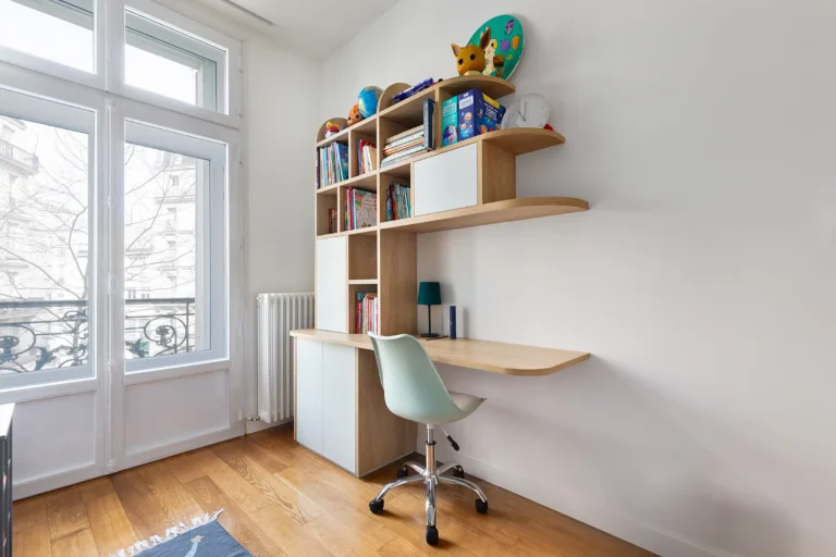 Bureau sur mesure avec étagères en bois clair pour enfant, intégrant rangements ouverts et fermés