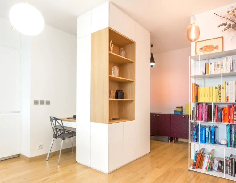 Bureau intégré sur mesure dans angle optimisé avec niche décorative en bois