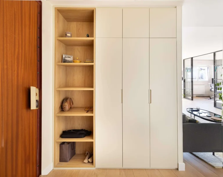 Meuble dressing d’entrée sur mesure avec niches et portes laquées