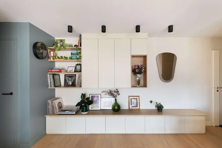 Meuble bas toute longueur en laqué blanc mat avec plateau bois plaqué à Paris 13