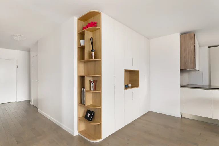 Grand meuble d’entrée blanc mat avec étagères arrondies en bois à Courbevoie