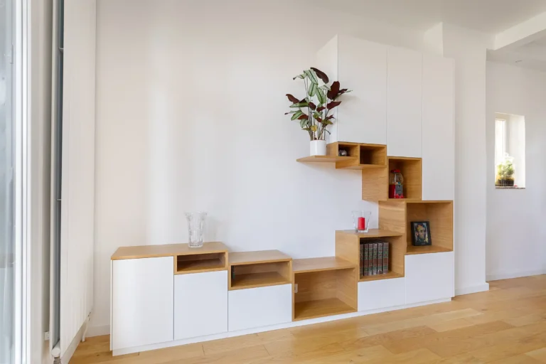 Meuble salon design bois et blanc mat avec modules suspendus à Antony