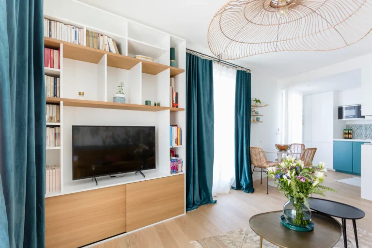 Détail des portes coulissantes en chêne clair sur meuble laqué blanc