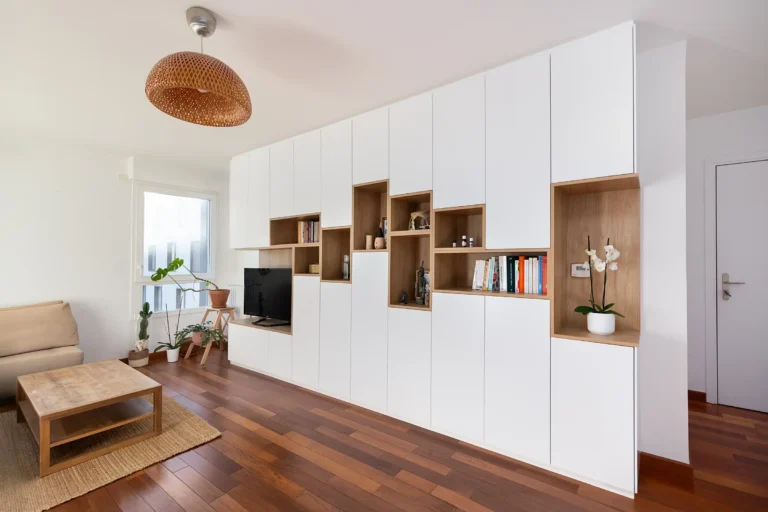Meuble TV mural sur mesure en laqué blanc mat avec niches décoratives en bois naturel