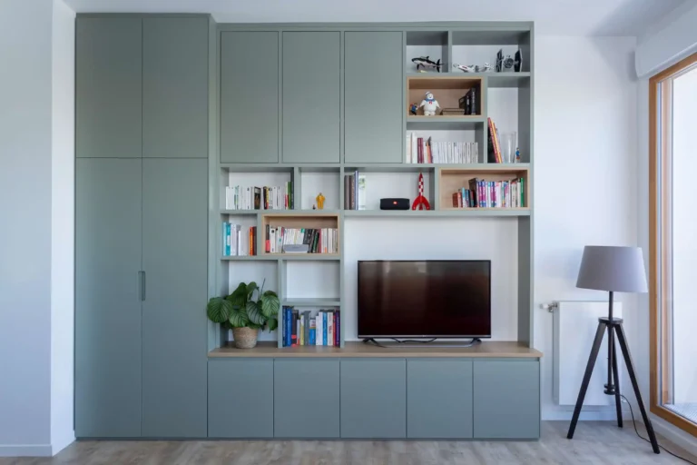 Intégration d’un meuble TV sur mesure autour d’une fenêtre et d’un radiateur avec niches décoratives