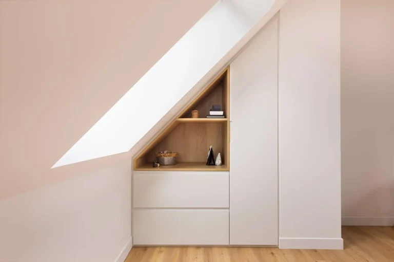 Placard sous pente sur mesure avec étagères ouvertes et fond bois